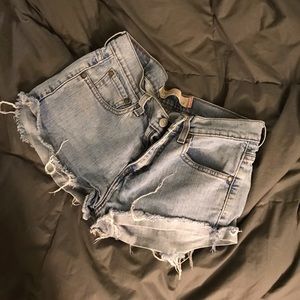 🤟🏻worn in🤟🏻 vintage cutoff Levi’s